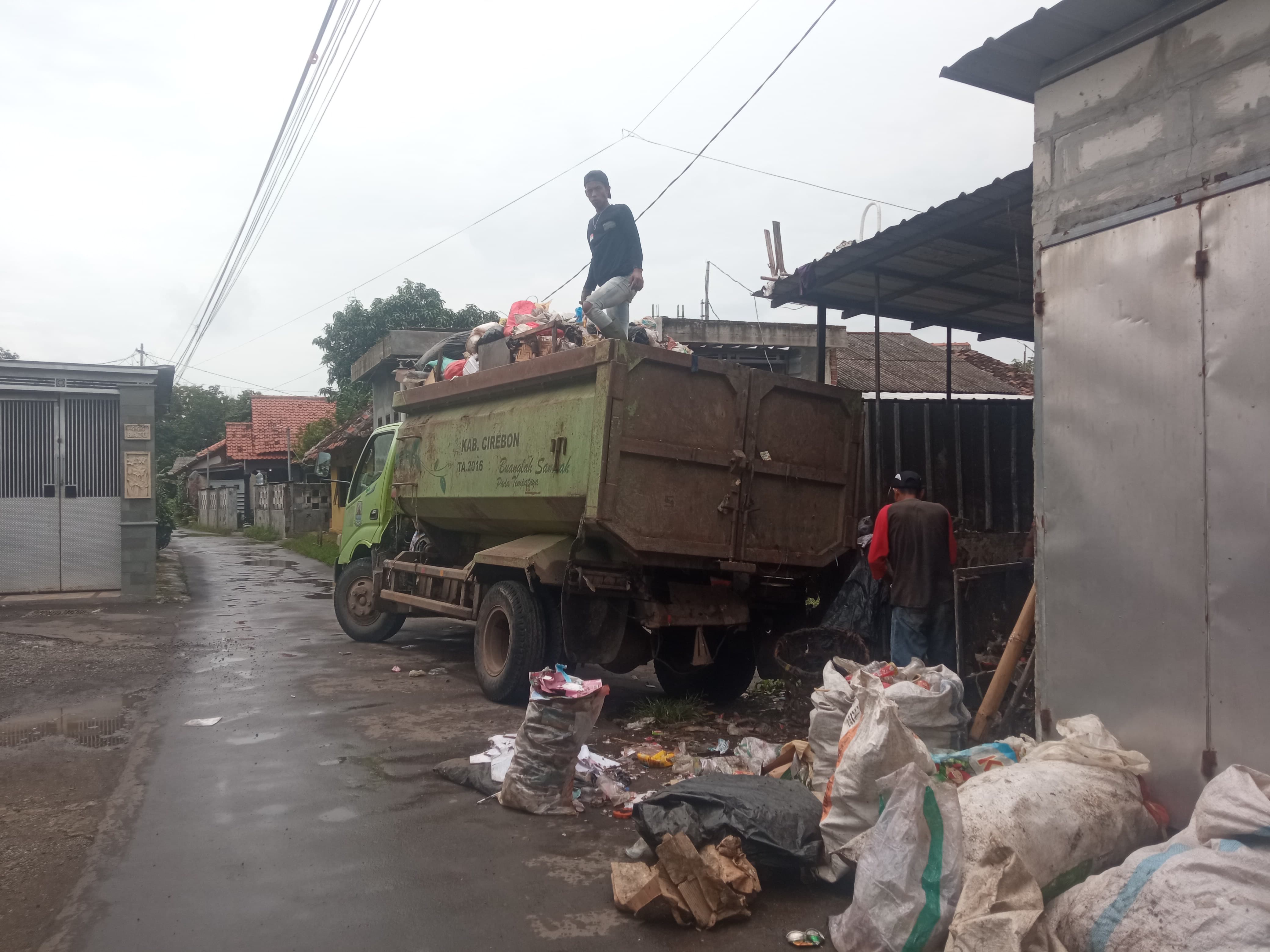 DLH Kabupaten Cirebon Optimalkan Pengangkutan Sampah dengan Armada 72 Dump Truck