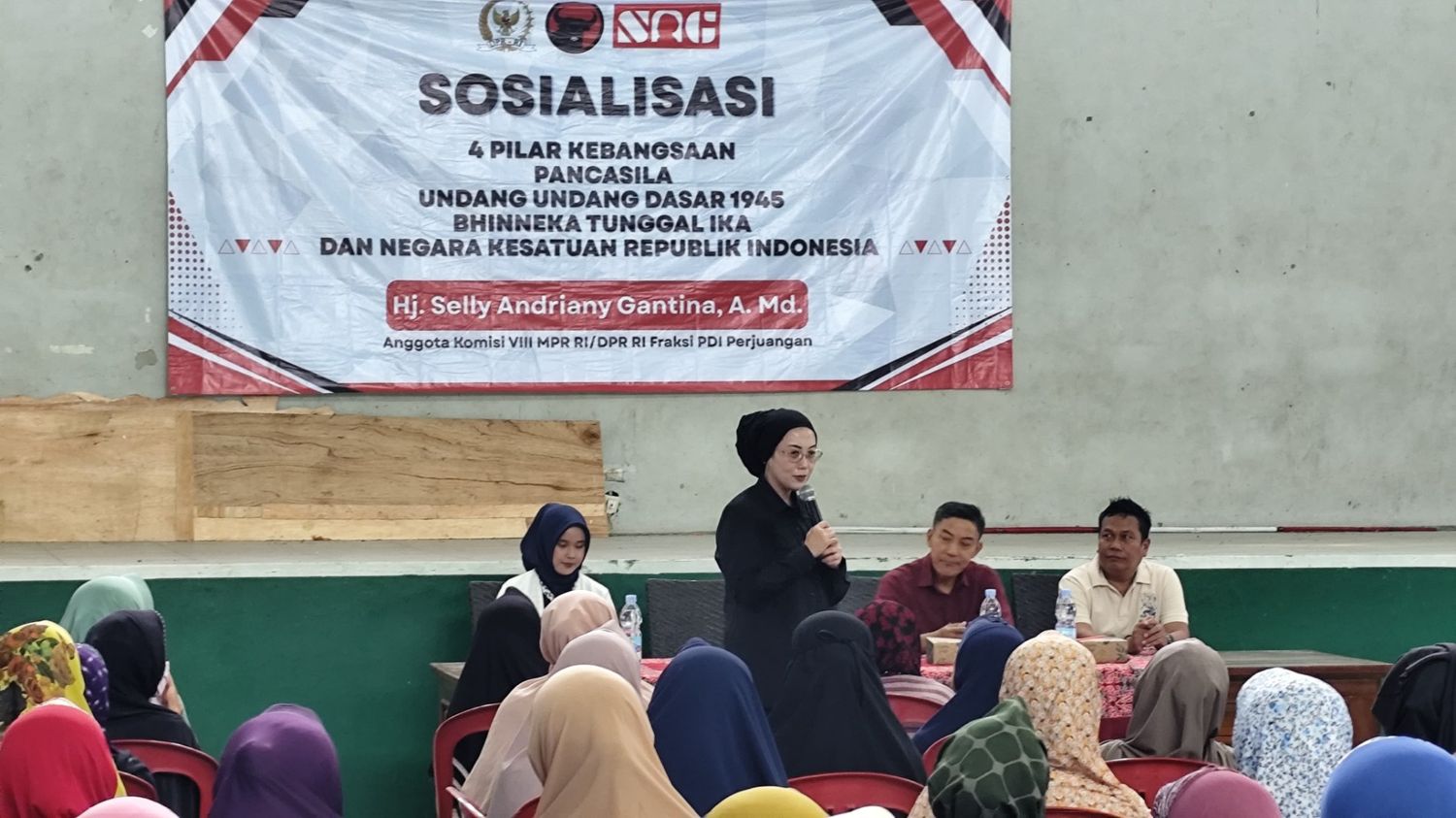 Respon Kondisi Bangsa, Selly Bantu Kelompok Rentan Hingga Doa Bersama