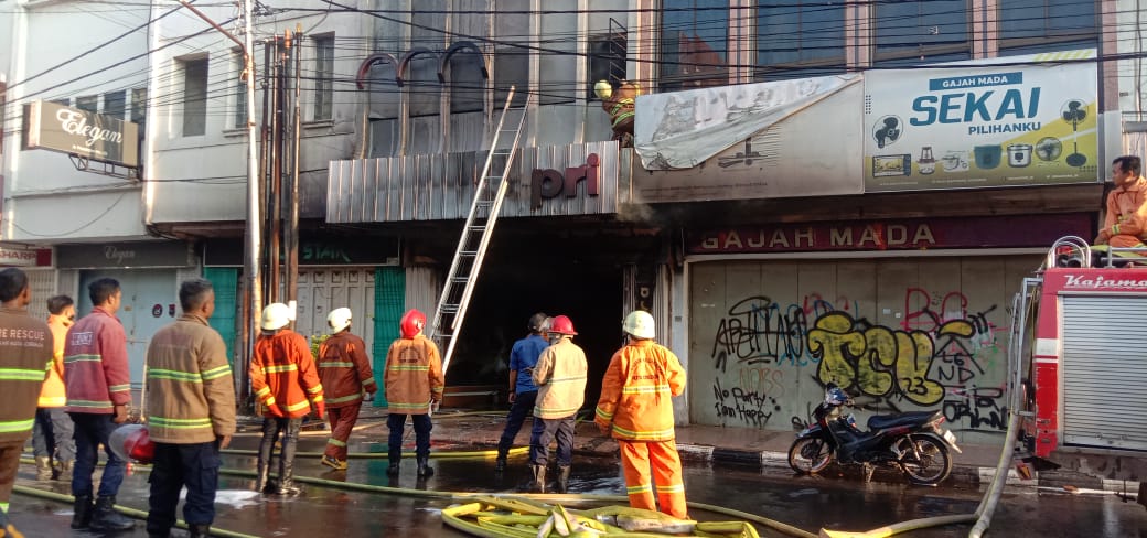 Ada Percikan Api dari Dekat Kulkas, Kebakaran di Pertokoan Jalan Pasuketan