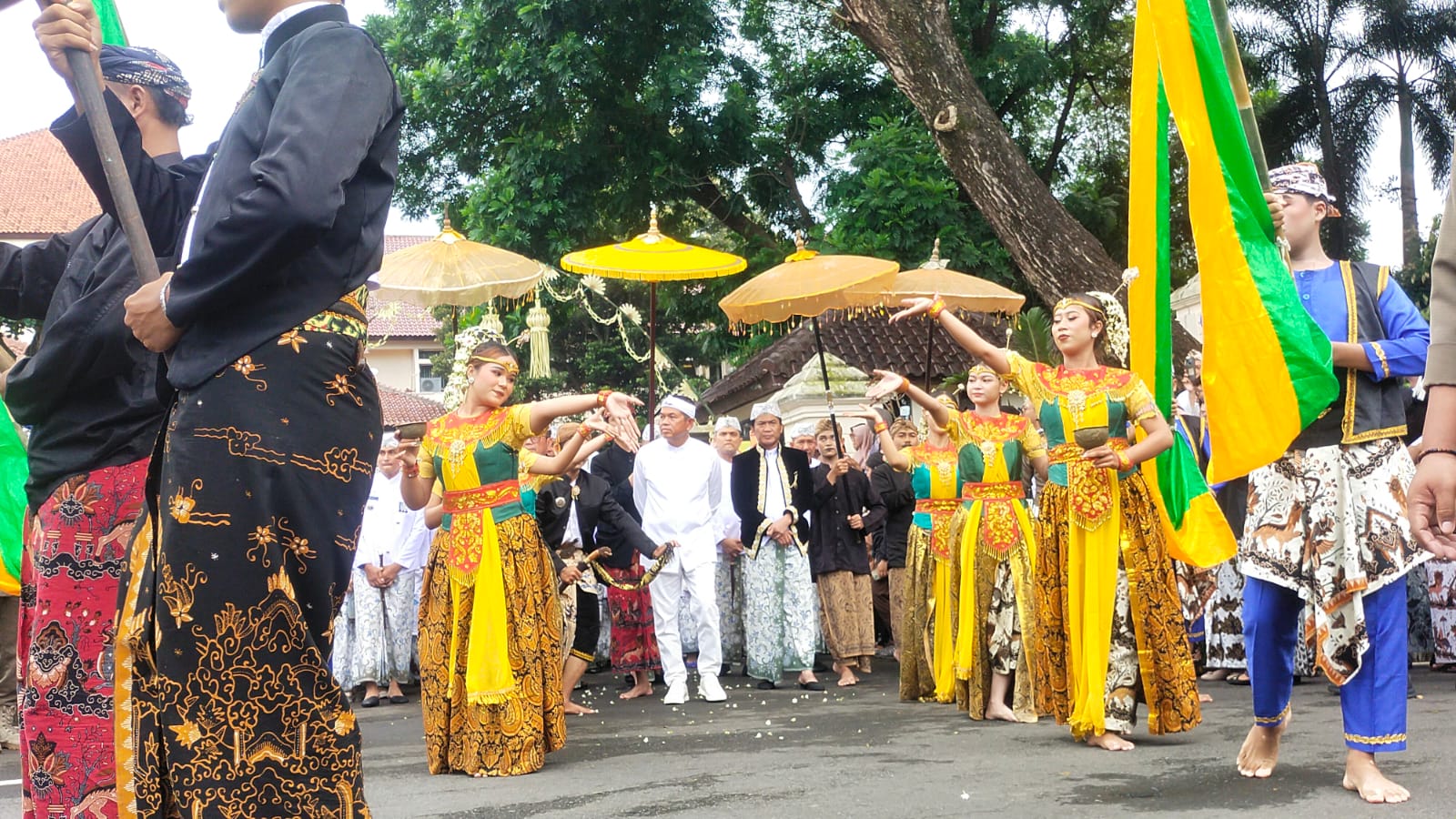 Hadiri Harjad ke-544 Kabupaten Cirebon, Dedi Mulyadi Disambut Prosesi Adat Mapag Kanjeng Dalem
