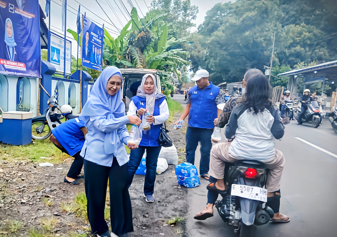 Jaga Tradisi Ramadan, Demokrat Kabupaten Cirebon Bagikan Takjil untuk Masyarakat