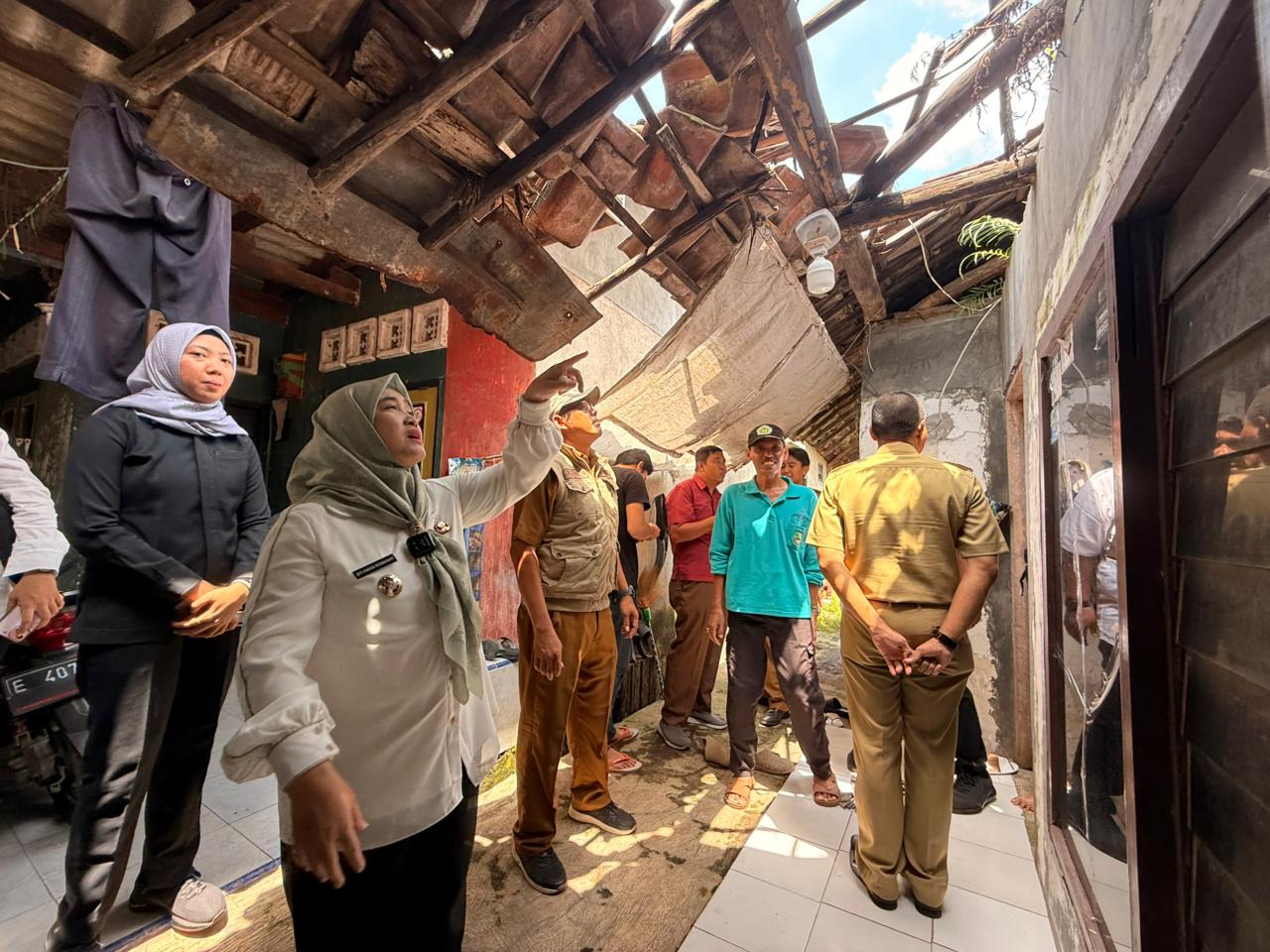 Siti Farida Tinjau Rumah Ambruk di Pegambiran, Pastikan Tahun Ini Diperbaiki