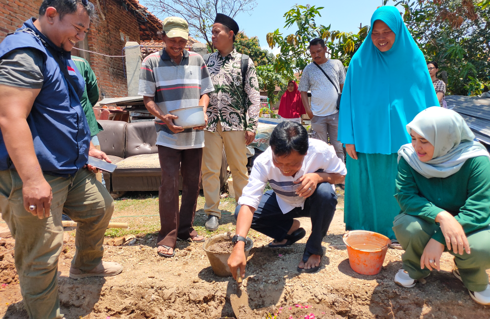 Effendi Edo-Siti Farida Bantu Pembangunan Rumah Kasanah