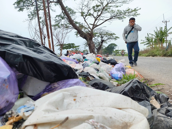 Tumpukan Sampah Penuhi Sepadan Jalan Raya Arjawinangun - Gegesik