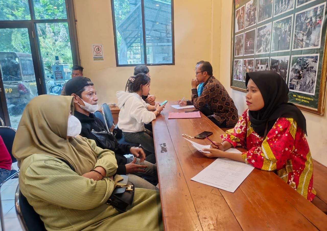 Satpol PP Ciduk Pasangan Mesum dan Ratusan Botol Miras 