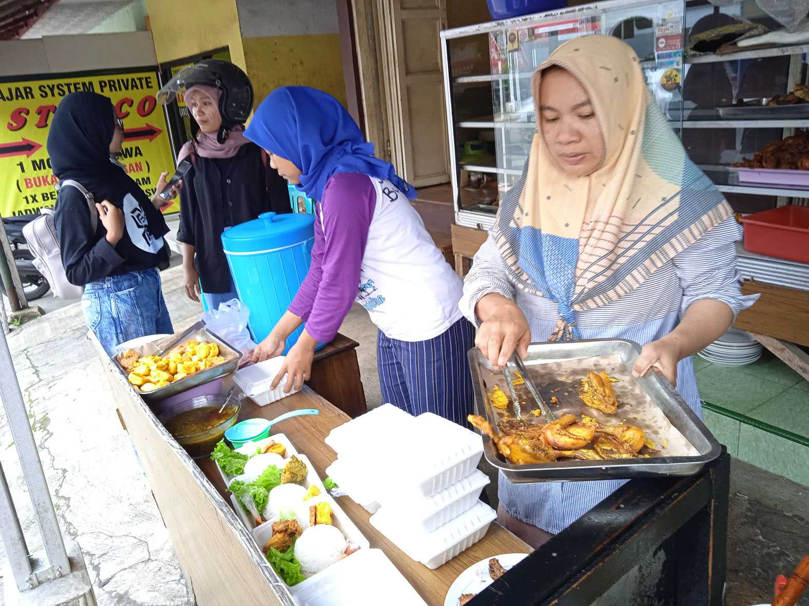 Harga Cabai dan Daging Ayam Naik, Tetap Jual Paket Nasi Serba 10 Ribu