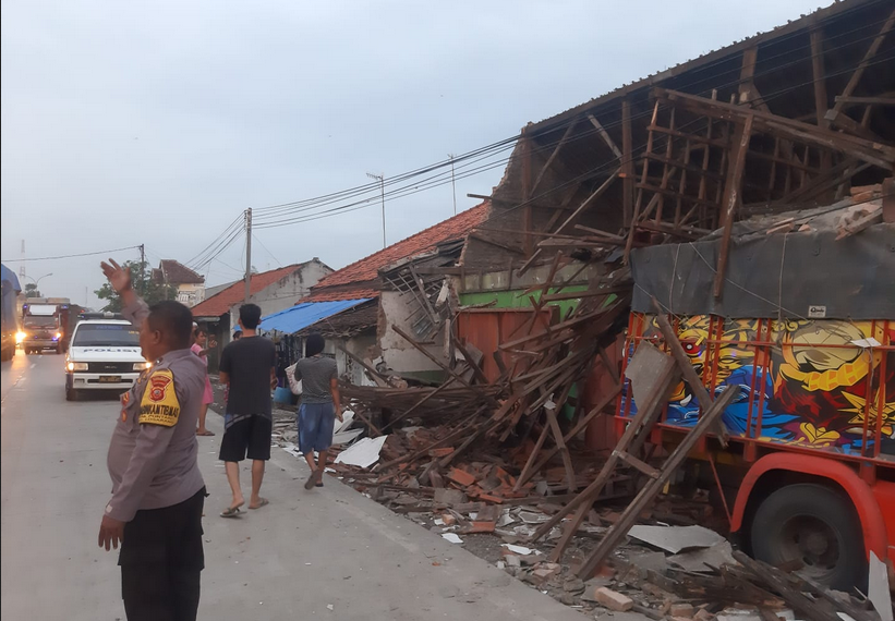 Pagi-pagi Truk Nyelonong ke Rumah Pinggir Jalan Pantura, Hancur Berantakan!