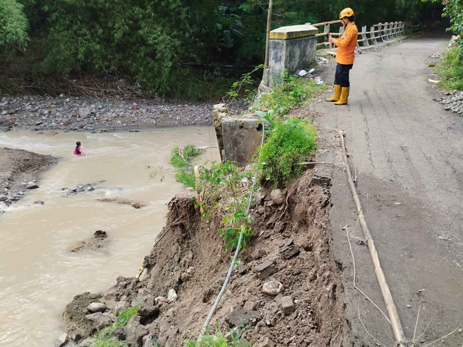 Tebing Kali Benda Longsor, Jembatan Lebak Ngok Terancam Putus