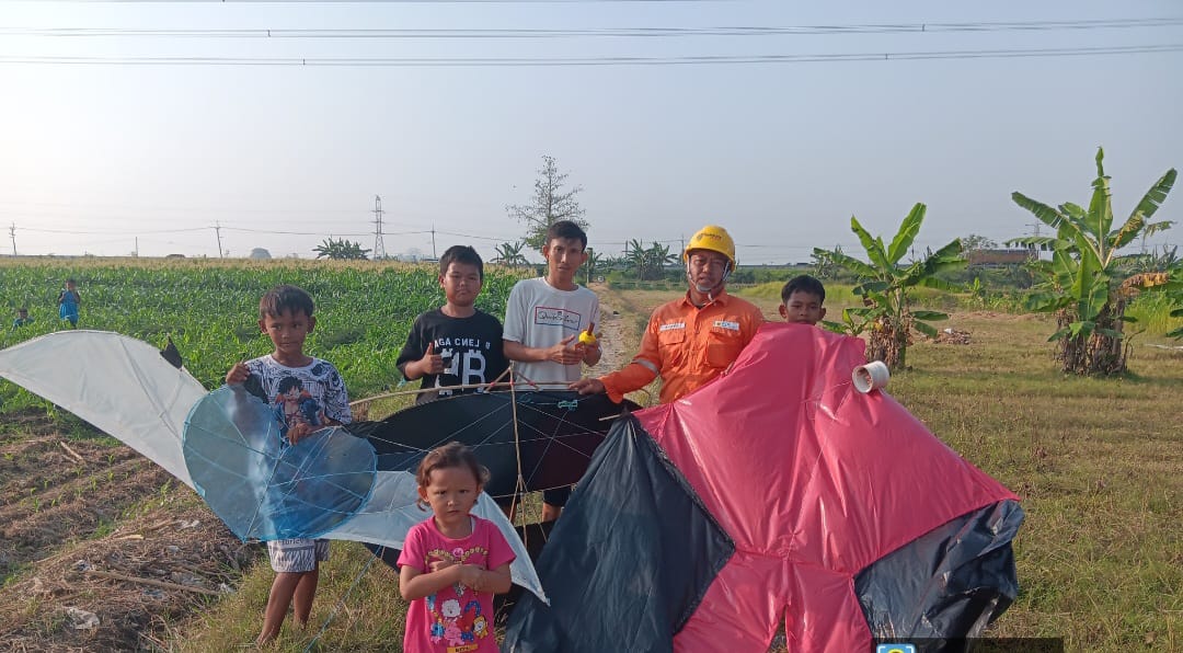 Bahaya ! Bermain Layang-layang Dibawah Sutet