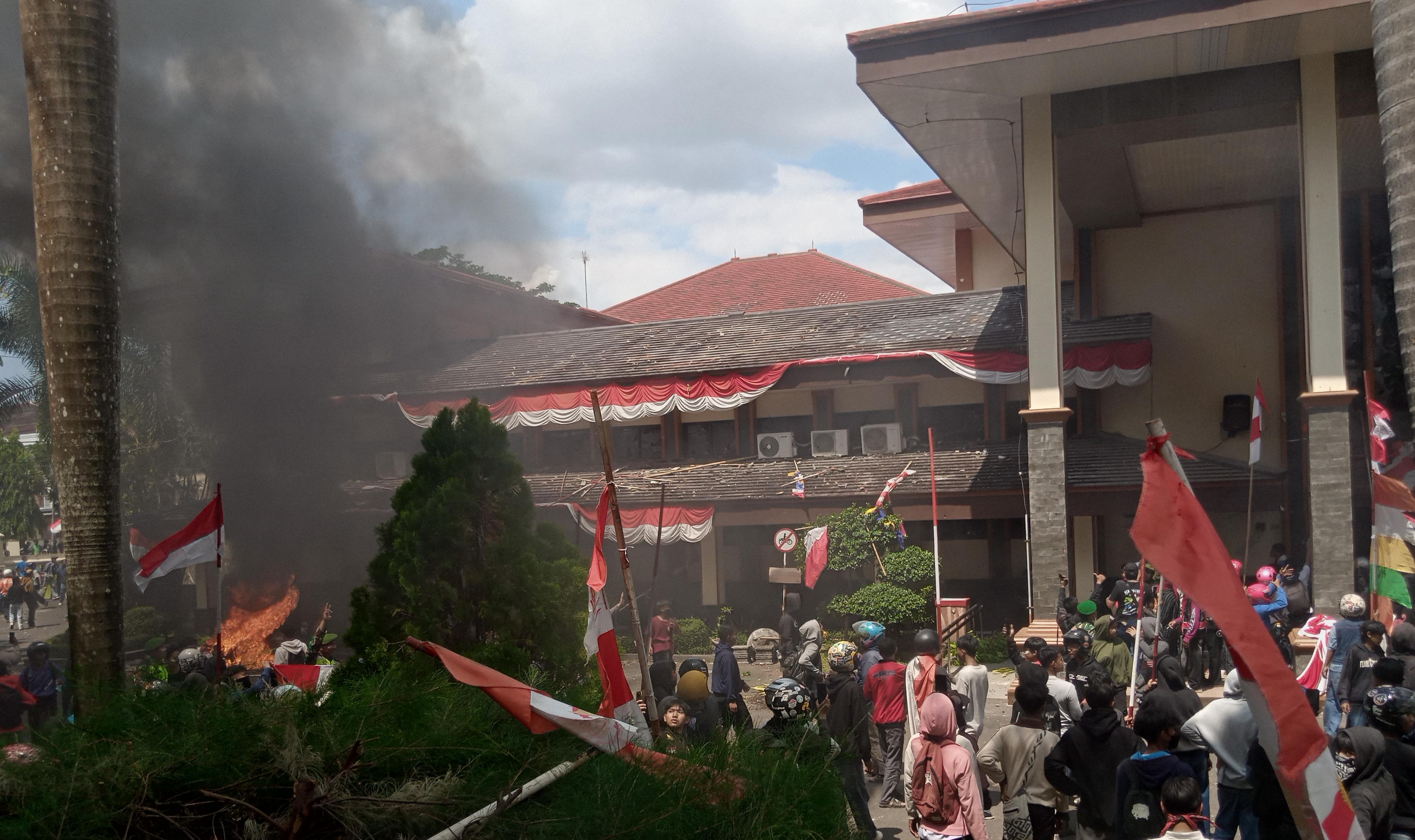Kantor DPRD Kabupaten Cirebon Dibakar Massa