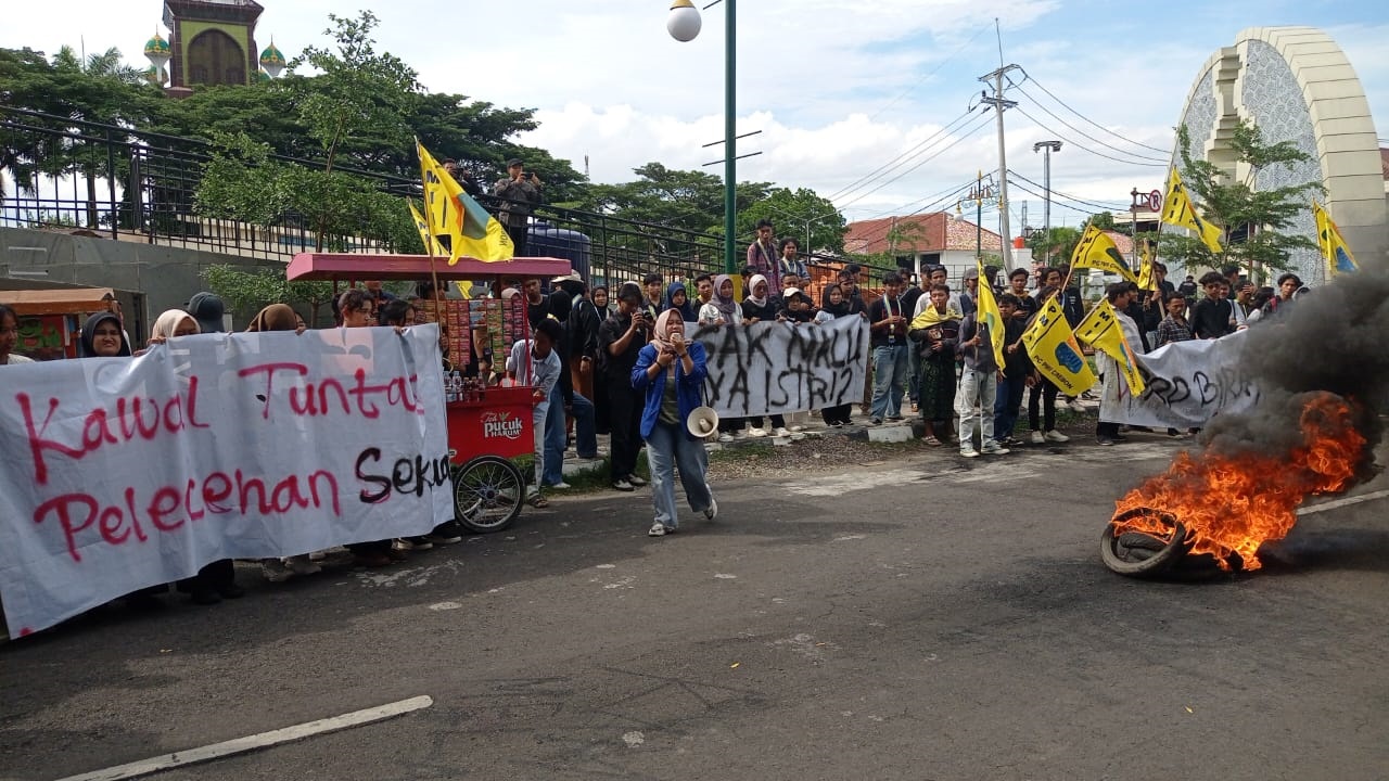 PMII Grudug Gedung DPRD Kabupaten Cirebon Desak Kasus MJ dengan Tindakan Tegas