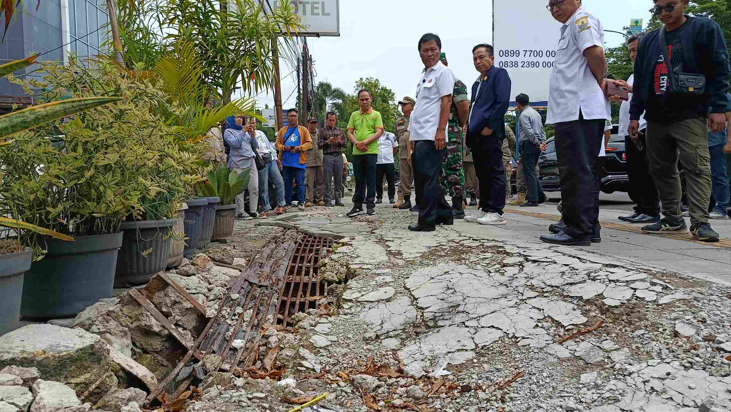 Murka Trotoar Rusak, Edo Semprot Pihak Bank dan Pengelola Hotel di Jalan Wahidin