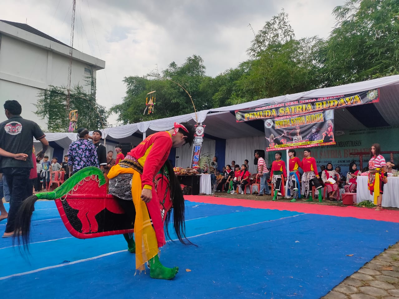 Komunitas Ngapak Pertontonkan Budaya Banyumasan di Cirebon, 1 Penonton Kesurupan