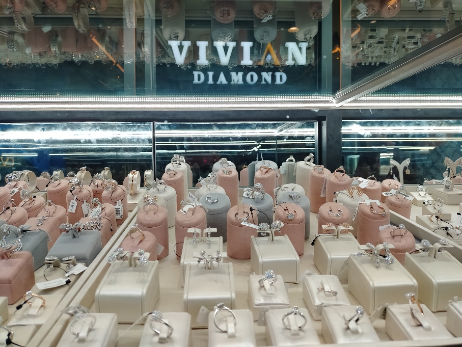 Perhiasan Berlian Kelas Premium Ada di Vivian Diamond CSB Mall