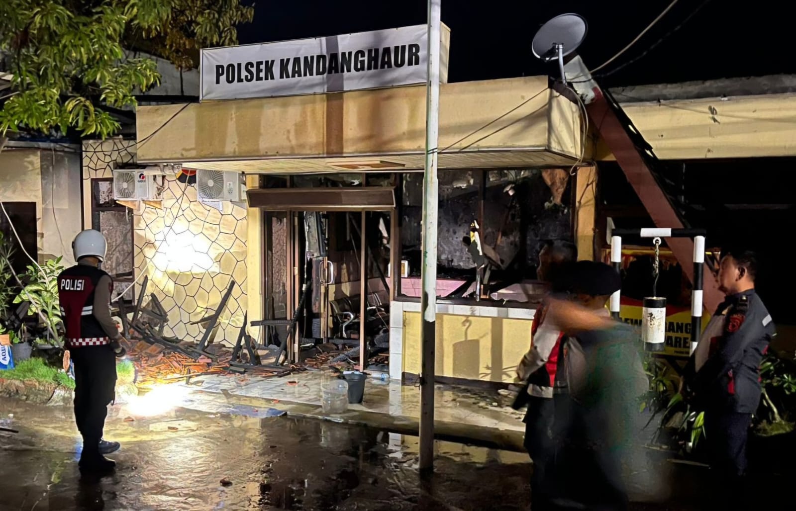 Mapolsek Kandanghaur di Tepi Jalur Pantura Kabupaten Indramayu Hangus Terbakar