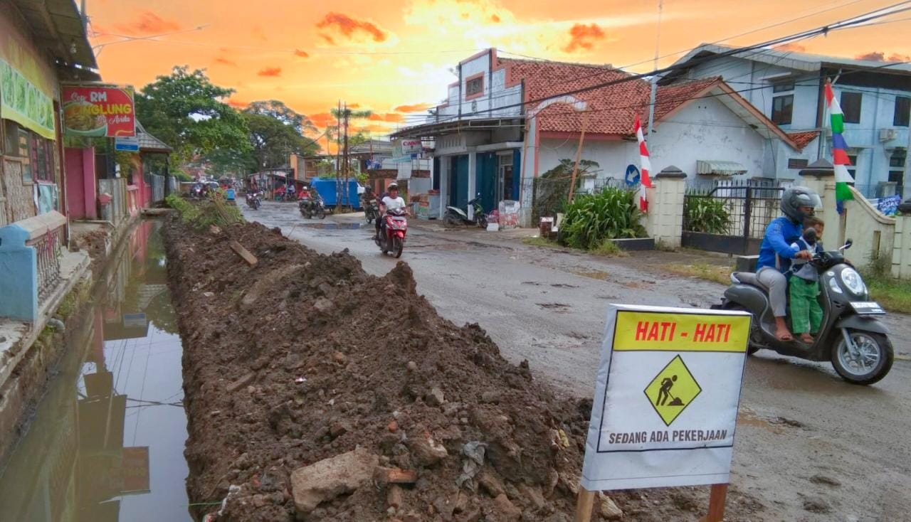 Ruas Jalan Provinsi dI Cirebon Mulai Diperbaiki, Mayoritas Rusak karena Drainase Buruk