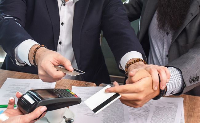 Paylater vs Kartu Kredit: Mana yang Lebih Menguntungkan untuk Harian?