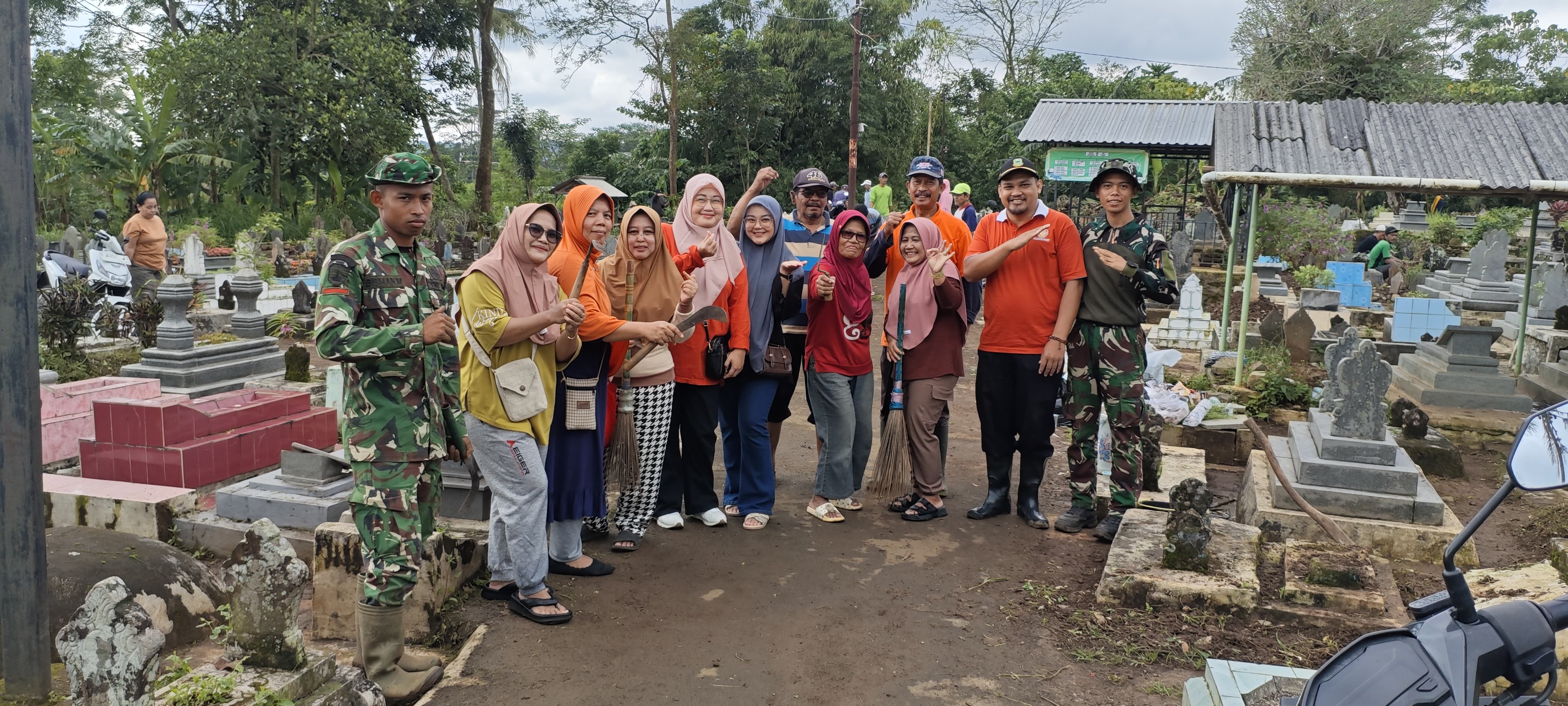 Area Pemakaman Bersih,  Warga Bandorasa Wetan dan Yon TP 839 Kompak Kerja Bakti Jelang Ramadhan 