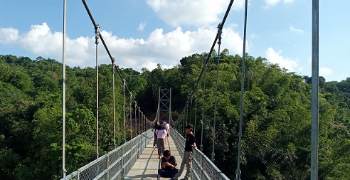 Spot Foto Menarik di Jembatan Gantung Winduhaji Kuningan, Pemandangan Indah dan Hijau dari Atas Ketinggian