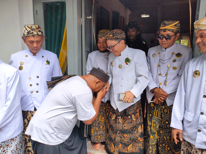 Pegiat Medsos Cium Tangan Rahardjo Djali, Minta Maaf Tak Lagi Campuri Urusan Keluarga Keraton