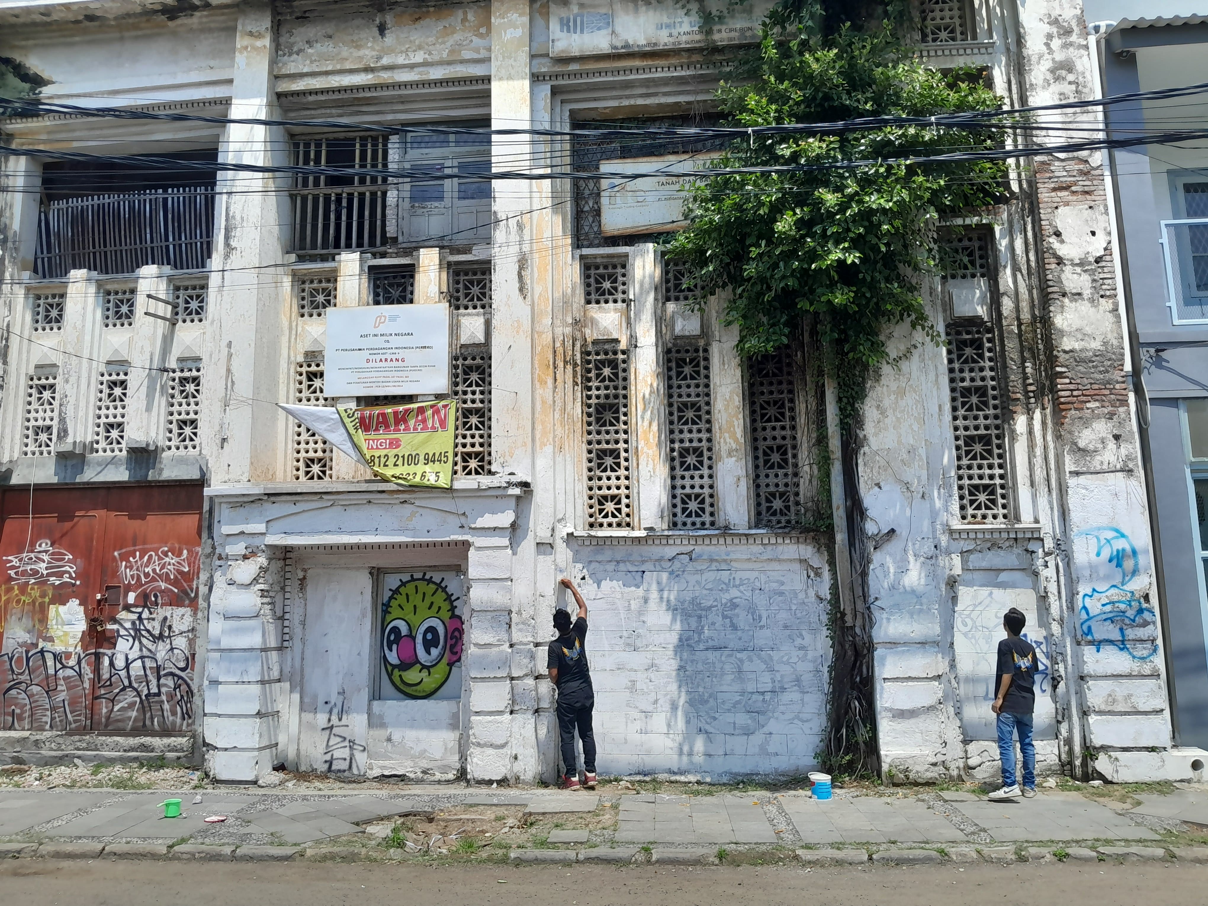 Maraknya Vandalisme di BAT Kota Tua Kota Cirebon, Para Pemuda Gandeng Pelaku Usaha Sekitar untuk Bersih-Bersih