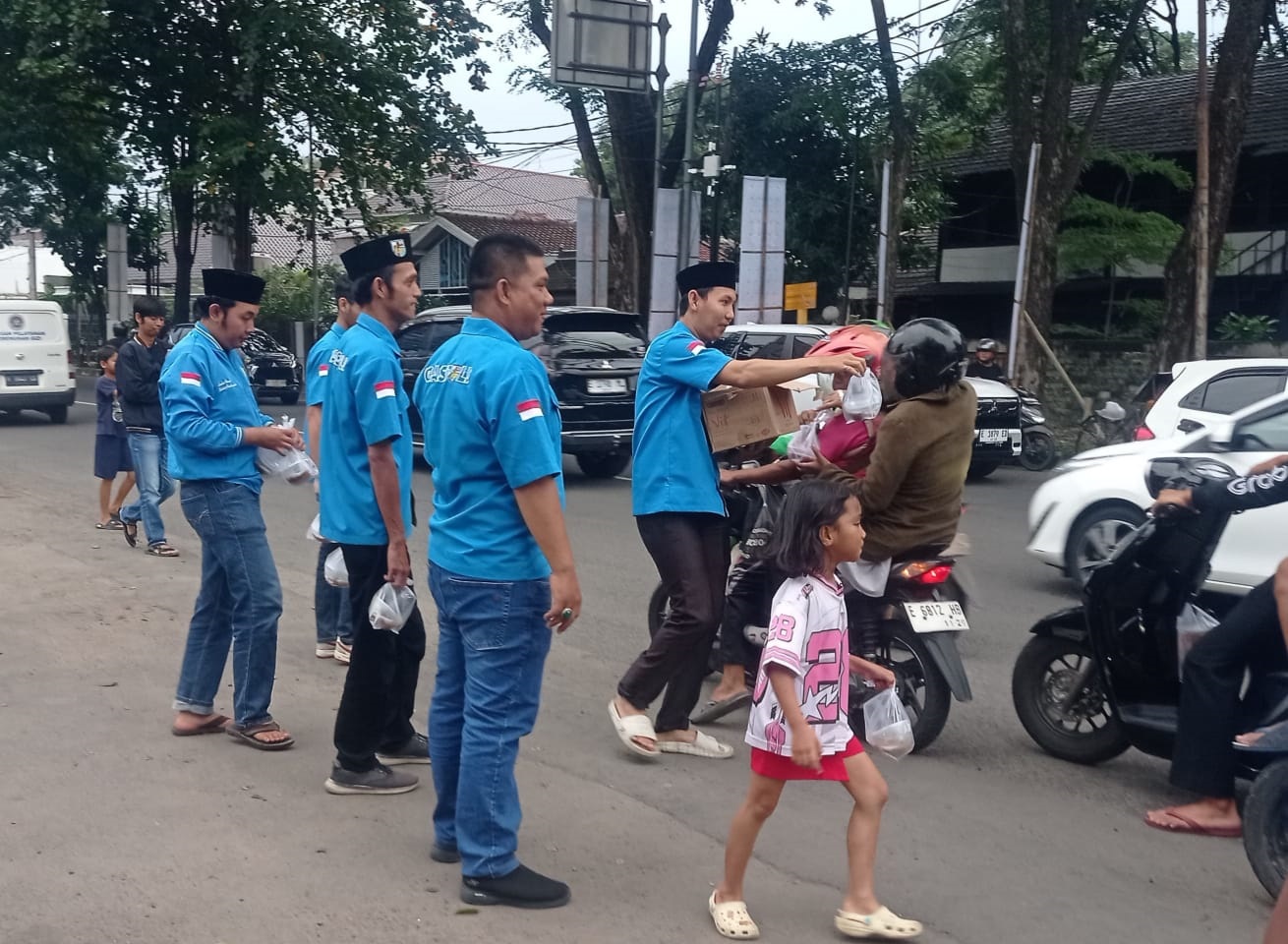 DPD KNPI Kota Cirebon Berbagi Takjil