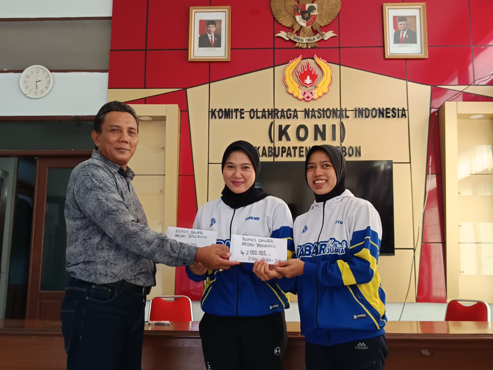 Apresiasi Perjuangan Atlet di PON XXI, KONI Kabupaten Cirebon Serahkan Bonus