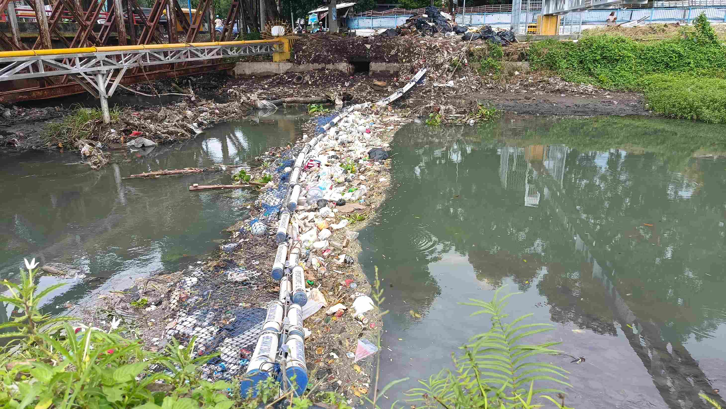 Usulkan Pemasangan Trash Barrier Agar Sampah tak Sampai ke Laut
