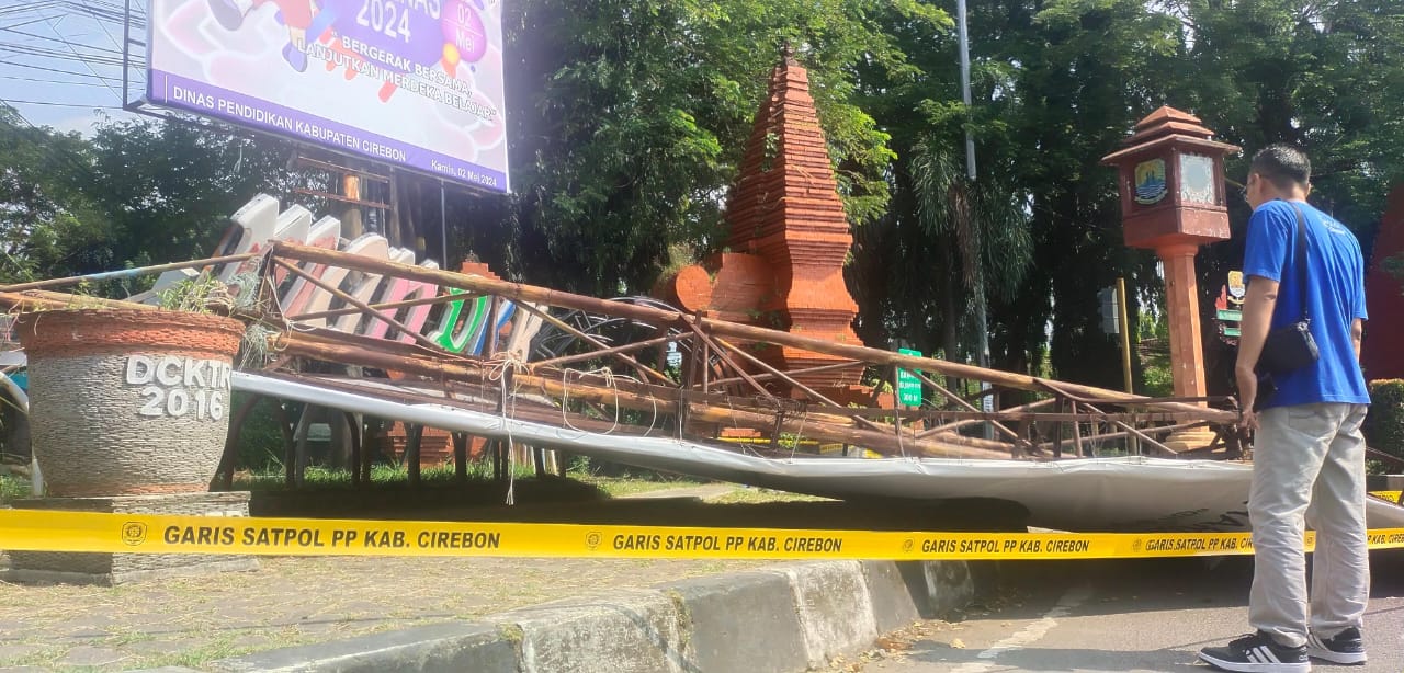 Baliho Di Depan Taman PKK Sumber Roboh, Makan Korban