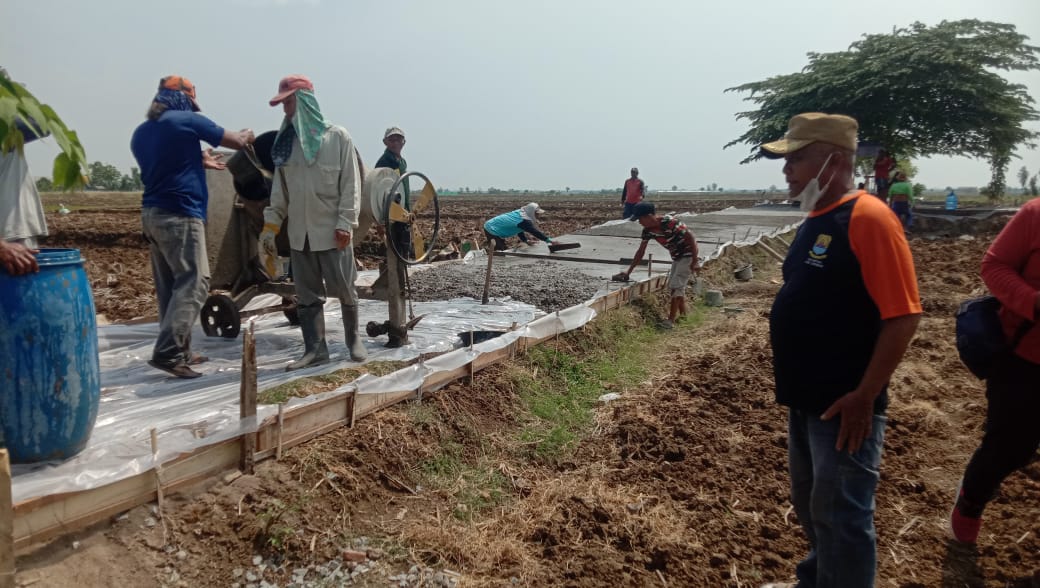 Manfaatkan Dana Desa, Bangun Rambat Beton Sepanjang 231 Meter di Jalan Desa Karangasem