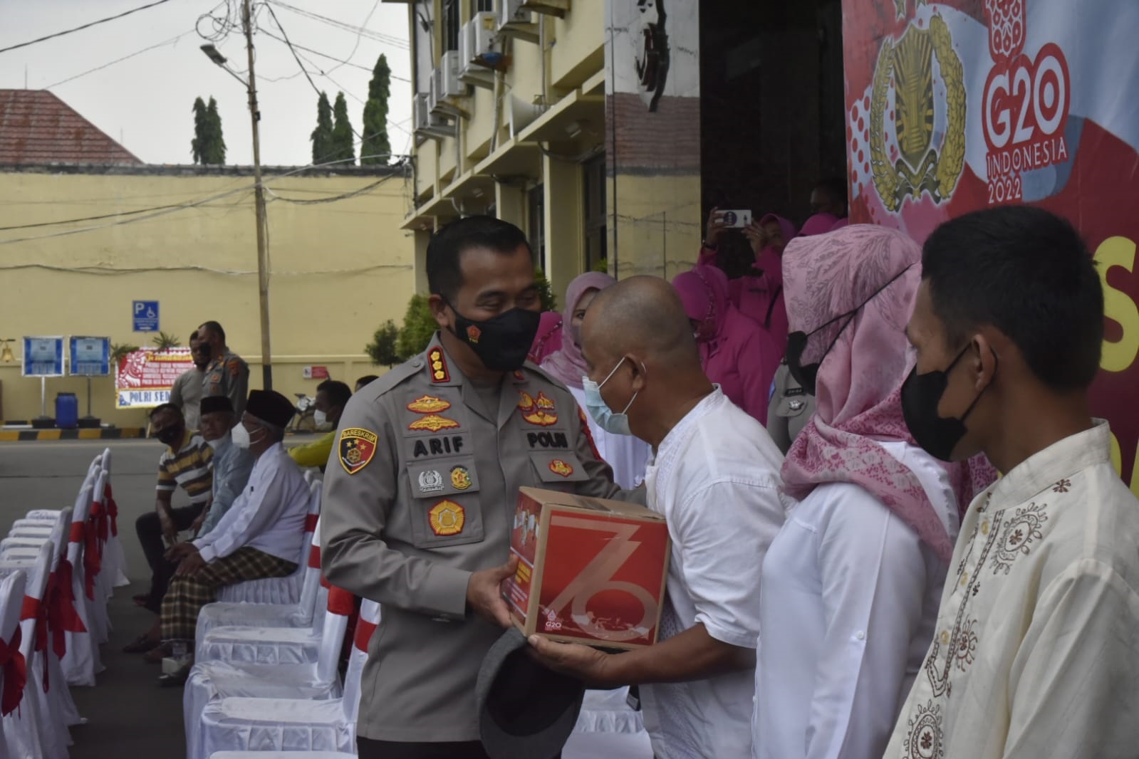 Polresta Cirebon Salurkan Ratusan Paket Bantuan kepada Masyarakat