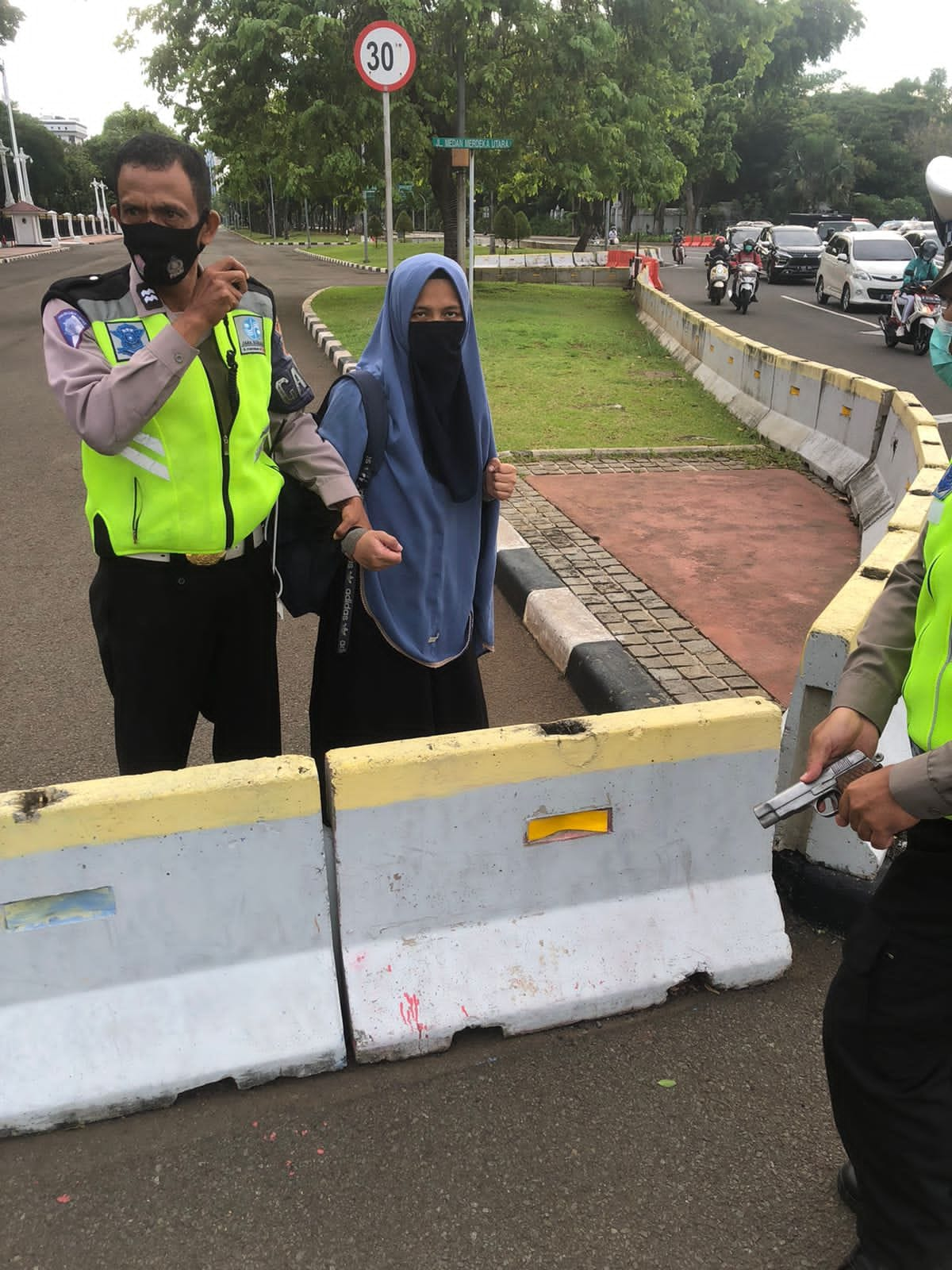 Bawa Pistol, Perempuan Bercadar Ini Mencoba Terobos Istana Negara