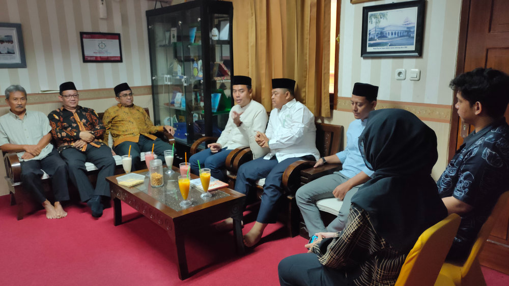 Calon Wakil Walikota Cirebon Suhendrik Silaturahmi ke Pengurus At-Taqwa