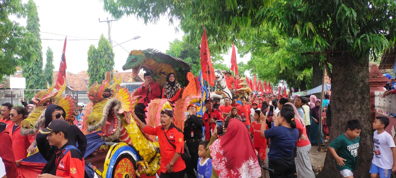 Konvoi Arak-arakan Kader PDIP Antarkan Bacaleg ke KPU, Pesan Ketua DPC: Jangan Arogan, Santun di Jalan