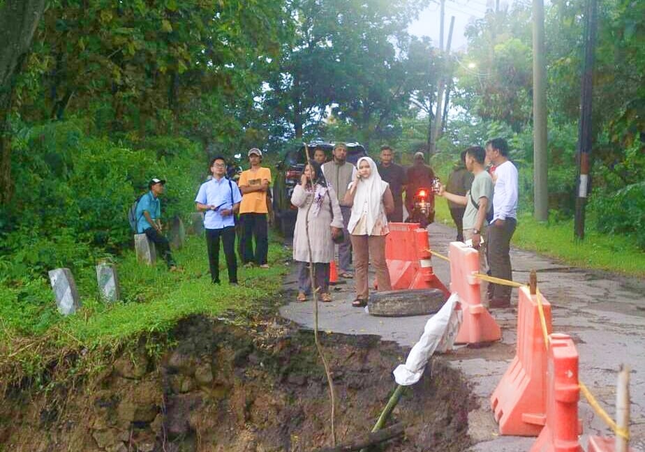 Tinjau Langsung Jalan Longsor, Ketua Dewan: Perbaikan Harus Permanen