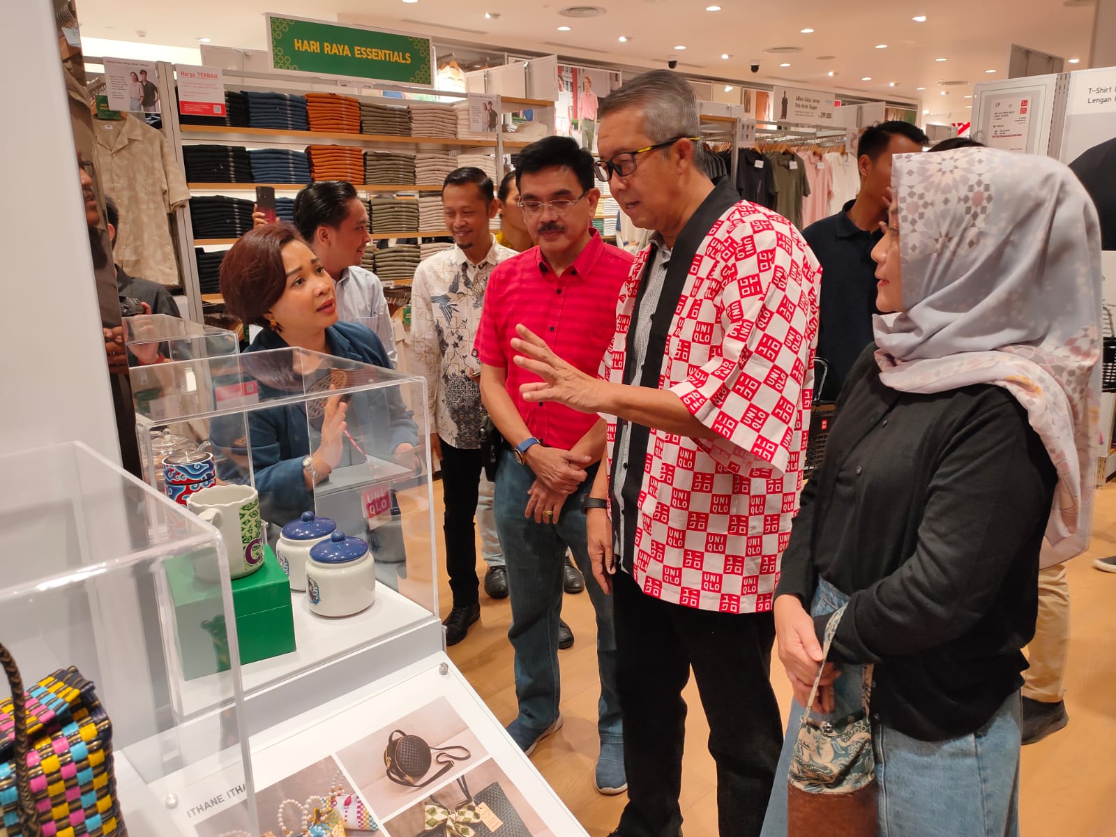 Produk UMKM Kota Cirebon Ikut Mejeng di Store Uniqlo yang Baru Dibuka