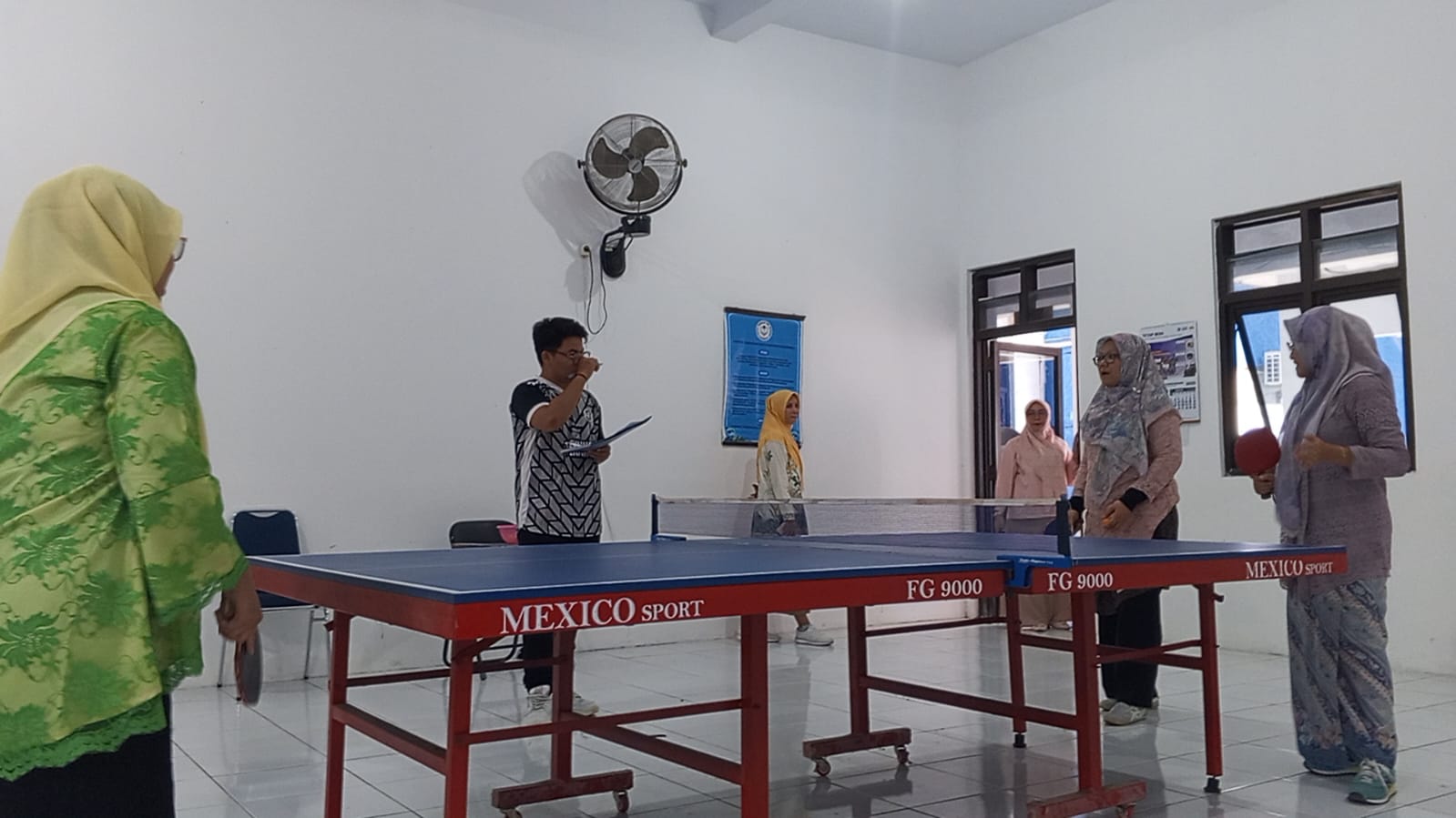 Meriahkan HUT RI, Lomba Tenis Meja Pakai Kebaya dan Sarung 