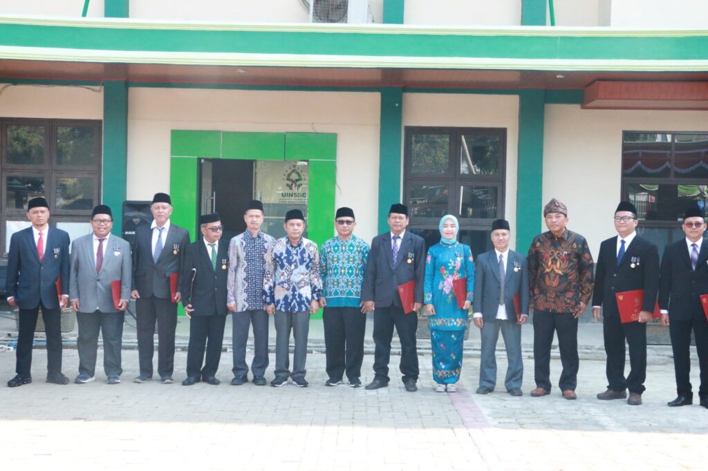 Rektor UIN Siber Cirebon Sematkan Satyalancana Karya Satya bagi 10 Dosen dan Tendik 