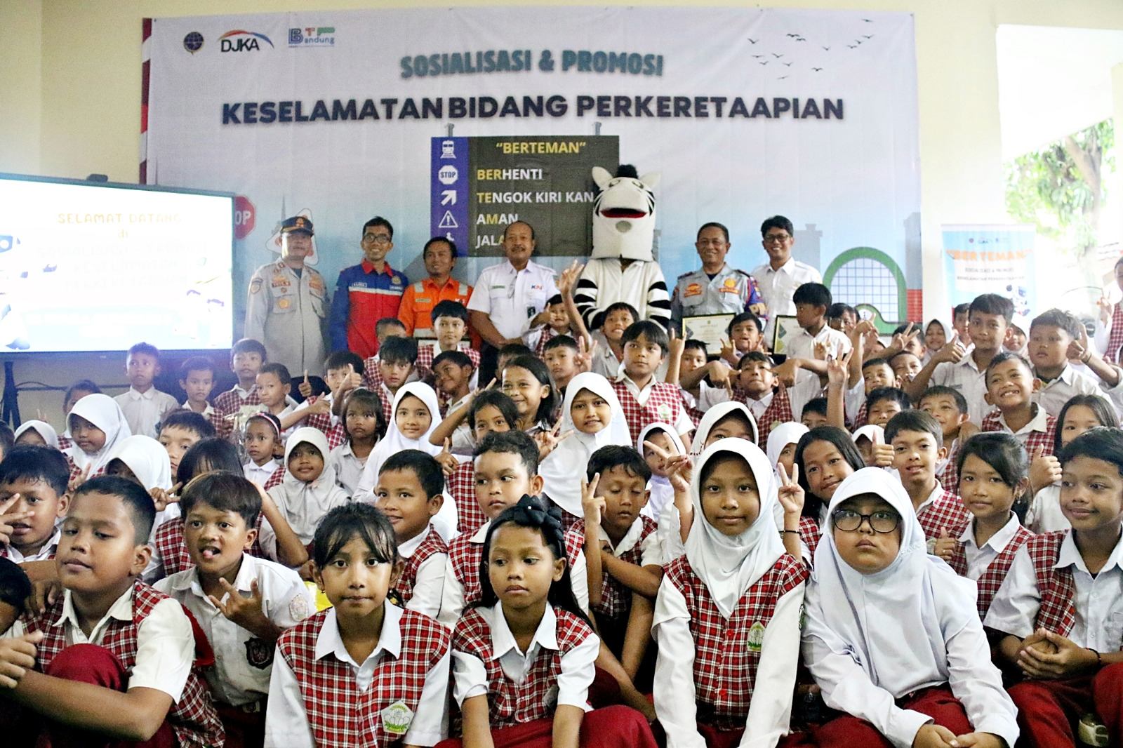 KAI Daop 3 Cirebon Gelar Sosialisasi Keselamatan Perkeretaapian untuk Siswa SD dan Pengguna Jalan