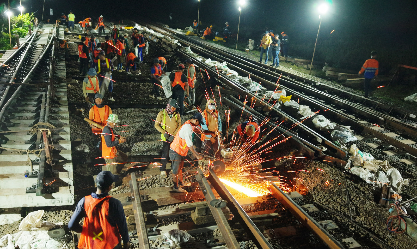 KAI Tingkatkan Keselamatan dan Keandalan Jalur Rel Kereta di Wilayah Daop 3 Cirebon