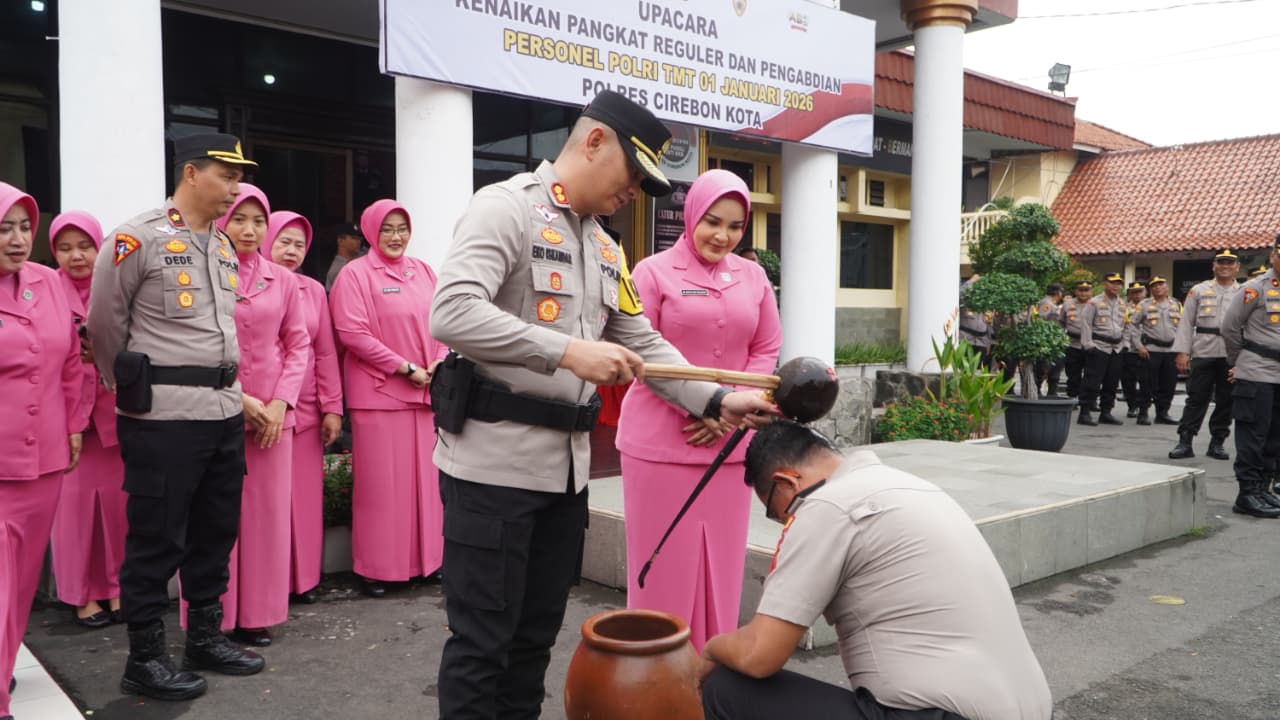 78 Personel Polres Cirebon Kota Naik Pangkat, Kapolres Tekankan Tanggung Jawab dan Profesionalisme