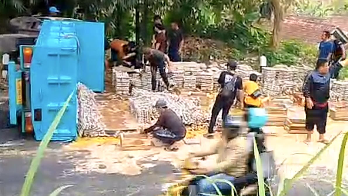 Nyalip, Truk Bermuatan Telur Tabrak Motor dan Terguling