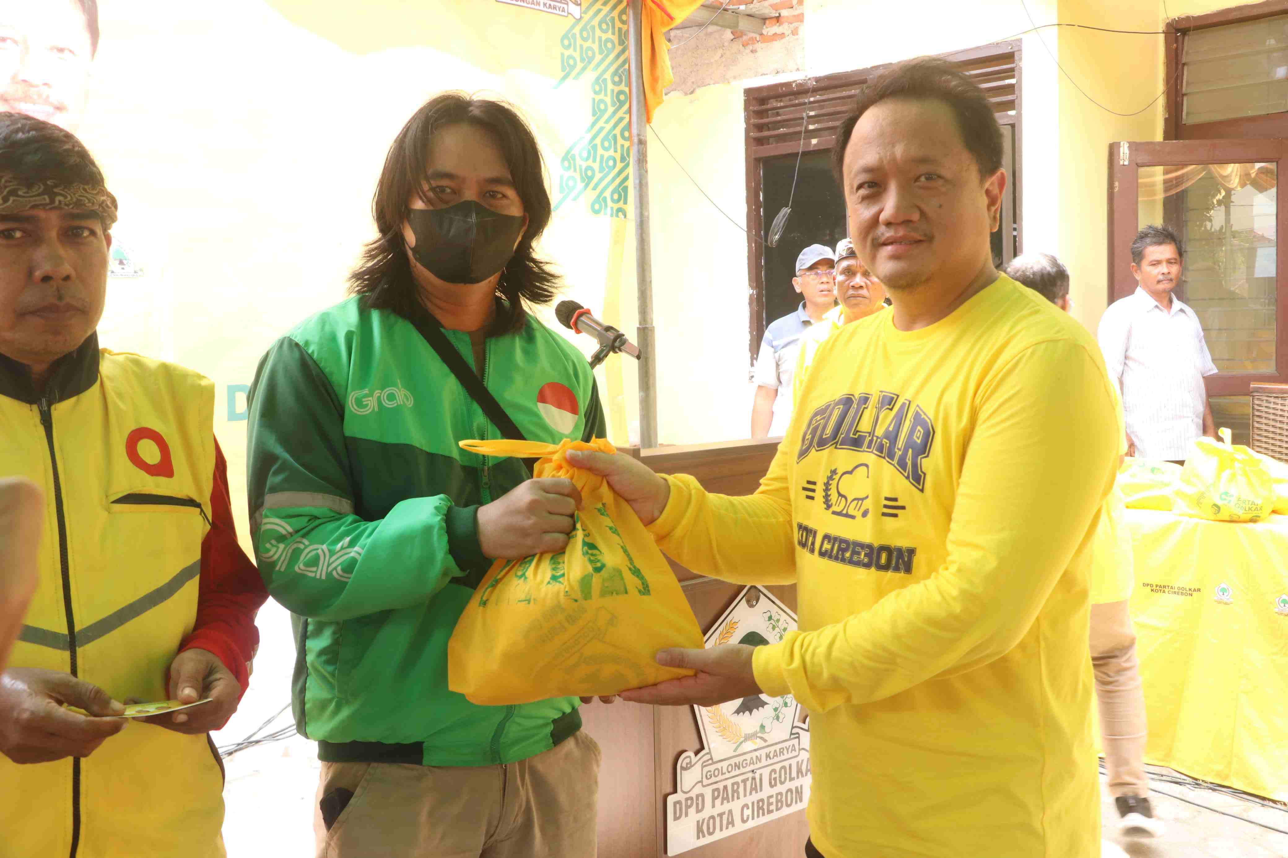 HUT Partai, 1000 Paket Sembako Ditebar Golkar di Kota Cirebon