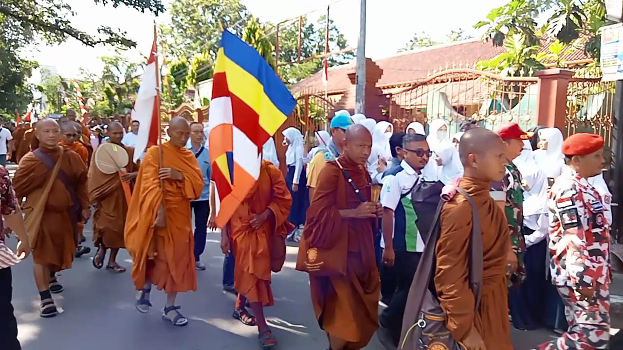 Selamat Tinggal Cirebon, Para Bhiksu Mulai Jalan Lagi Menuju Borobudur