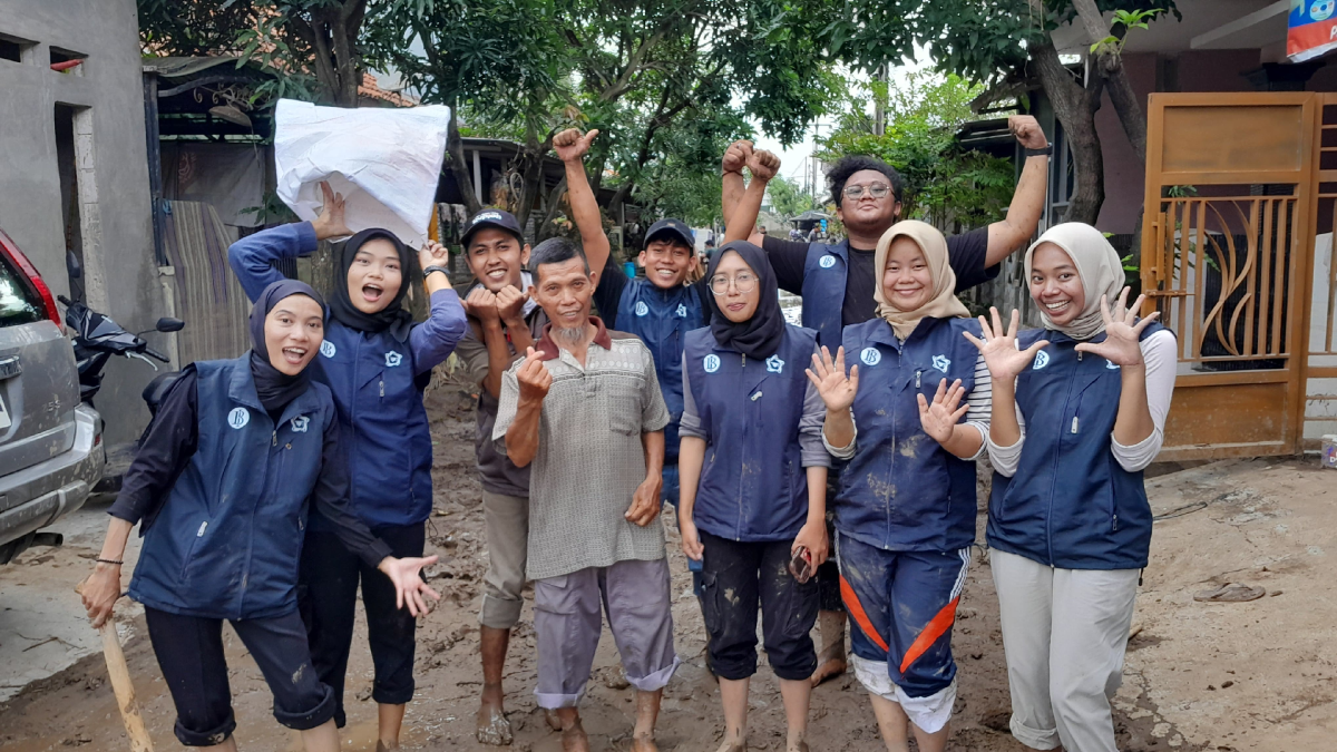 GenBI Cirebon Bantu Bersihkan Rumah Warga yang Terdampak Banjir di Kabupaten Cirebon