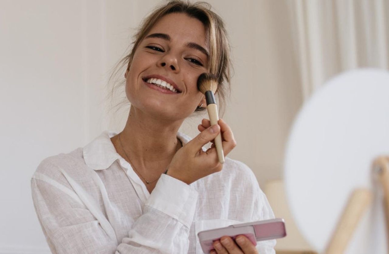 5 Rekomendasi Bedak Penutup Flek Hitam, Wajah Tampak Mulus dan Awet Muda