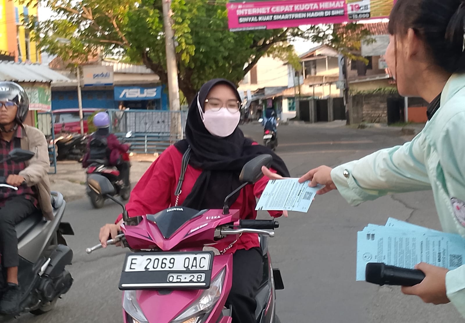 Mahasiswa Institut Mahardika Turun ke Jalan Sapa Masyarakat