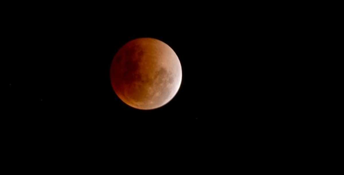 Besok, Bulan Berwarna Hitam,  Aman Dilihat dengan Mata Telanjang