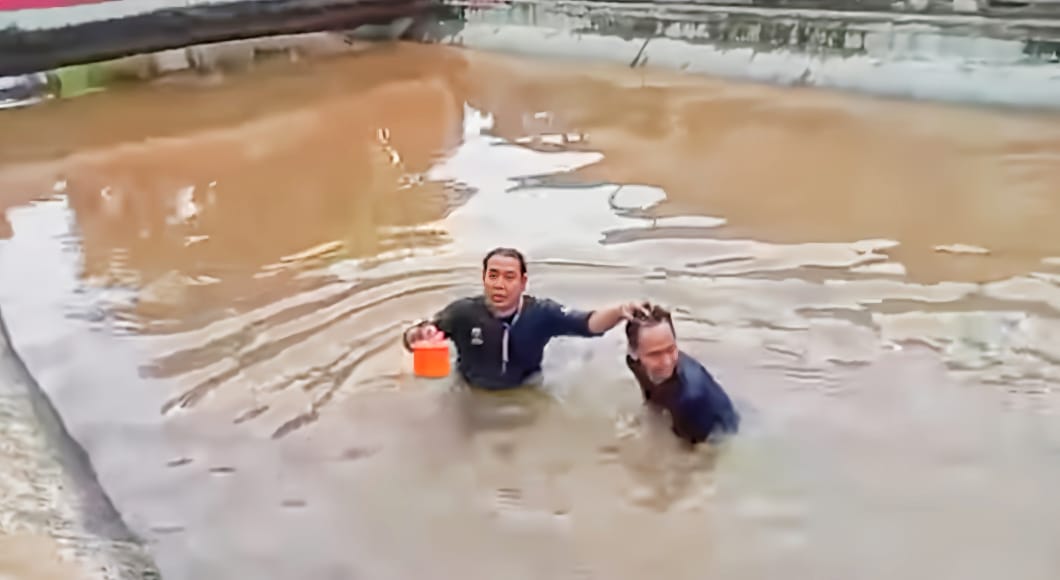 Hadiri Aksi Wong Cirtim Menggugat, Wakil Ketua DPRD, Teguh Dijeburkan ke Sungai