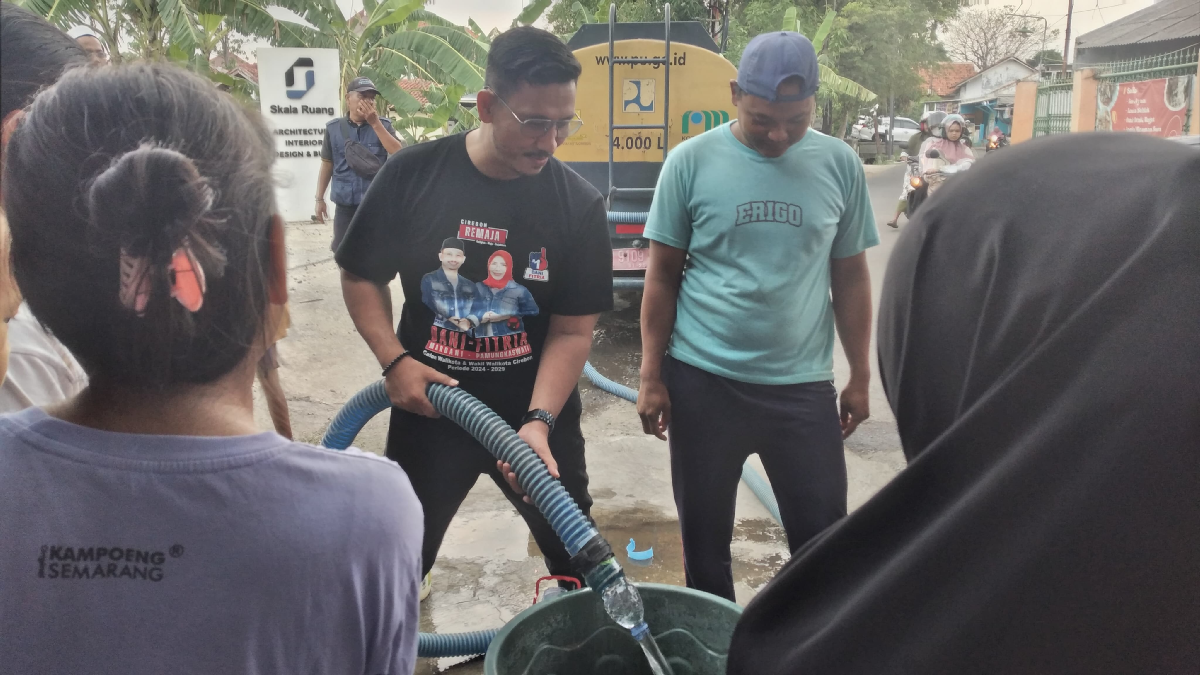 Calon Walikota Cirebon Nomor Urut 1 Dani Mardani Bagi-bagi Air Bersih